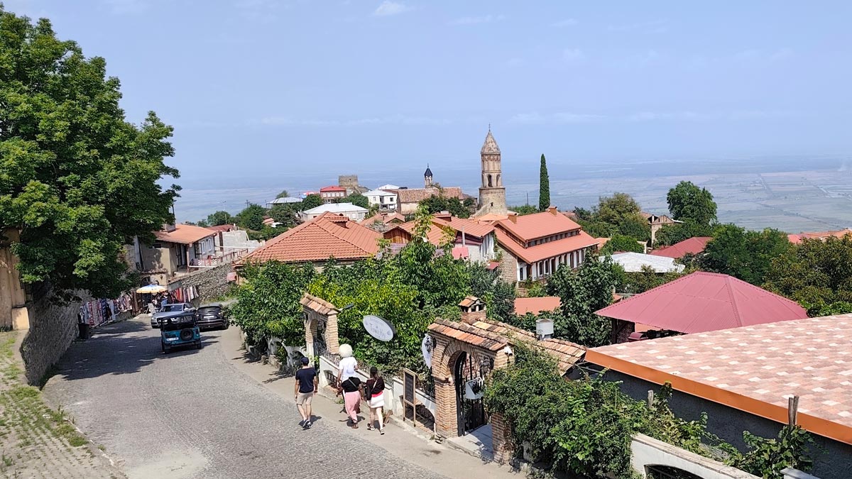 Blick auf die charmanten historischen Straßen und Terrakotta-Dächer von Signagi, bekannt als Stadt der Liebe in der Region Kachetien, Georgien