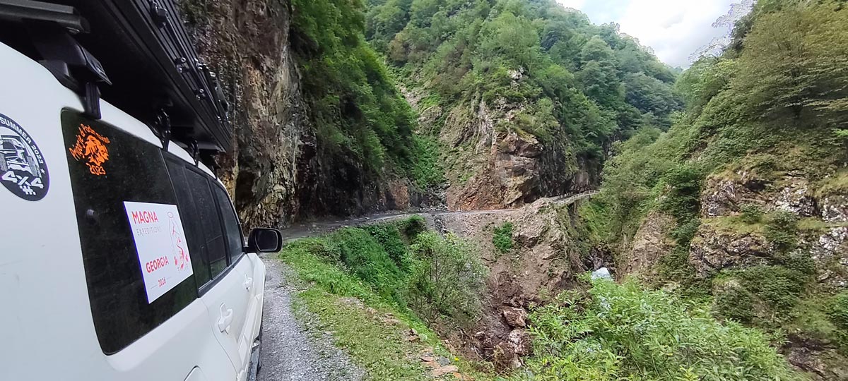 Blick aus einem Expeditionsfahrzeug auf der engen Schotterstraße am Abano-Pass entlang einer Steilwand über der Stori-Flussschlucht in Tuschetien, Georgien