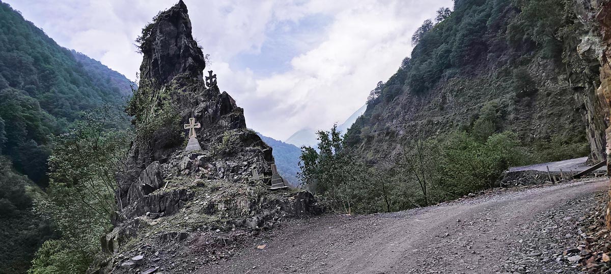 Gedenkkreuze für Menschen, die am Abano-Pass verunglückt sind