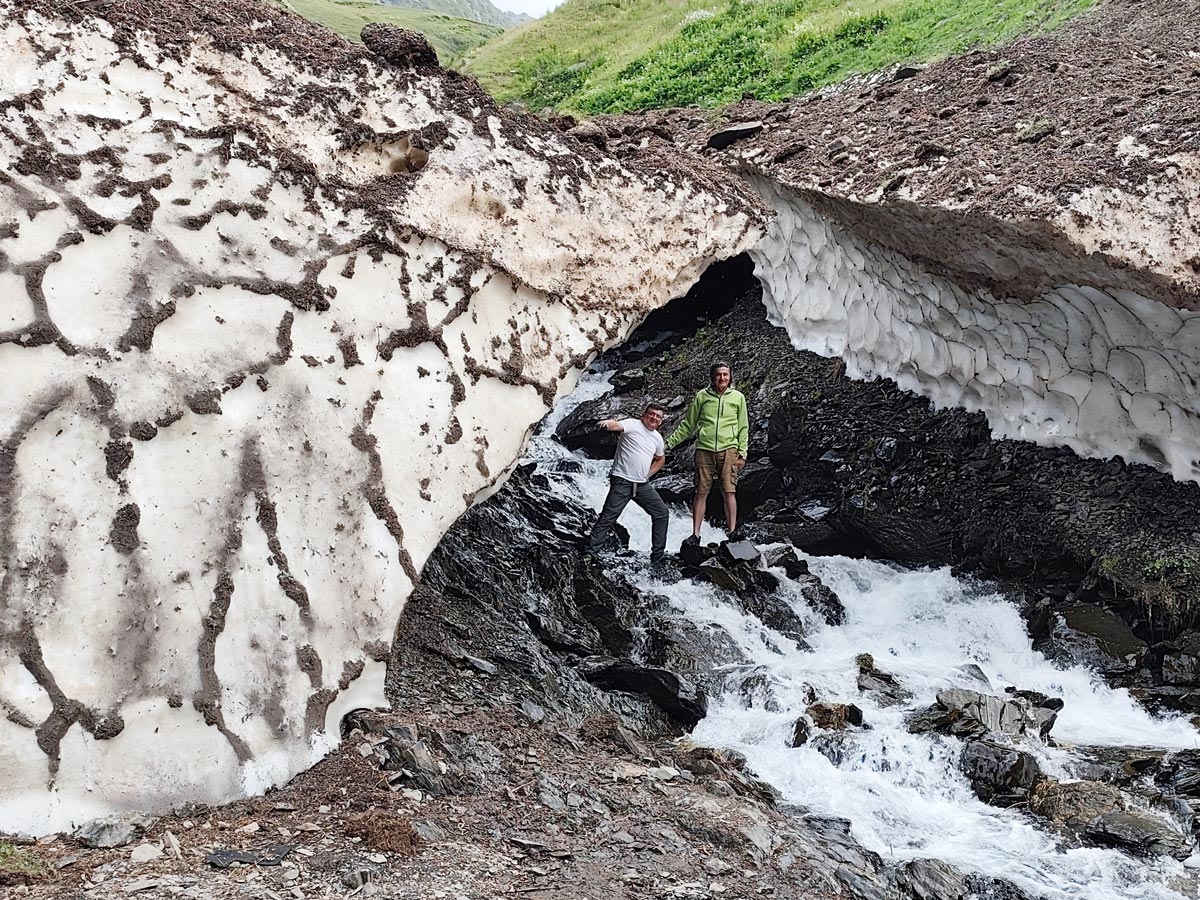 August-Schneebrücke und Gebirgsbach an der Abano-Passstraße nach Tuschetien, Georgien