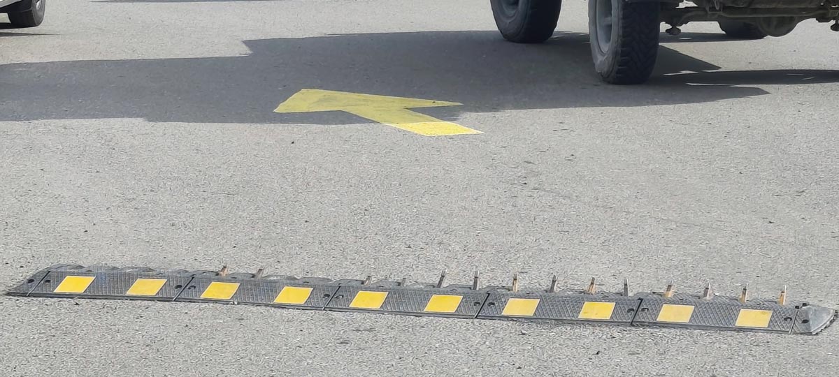 Einseitige Krallen sperren die Einfahrt eines kostenpflichtigen Parkplatzes, um Falschfahren zu verhindern