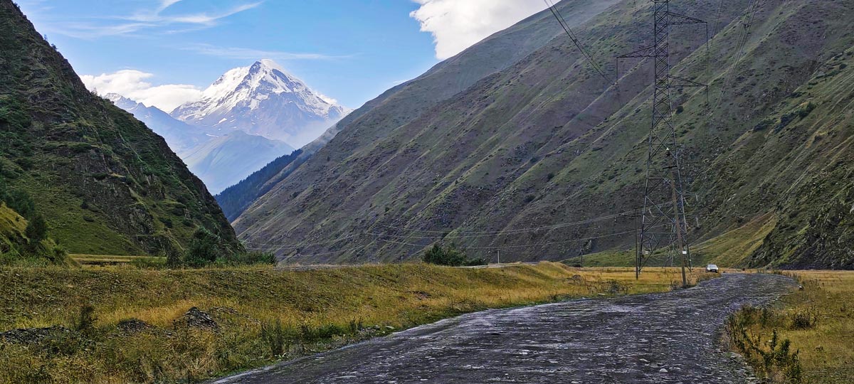 Malerischer Blick auf den Gipfel des Kasbek (Mkinwarzweri) über der Talstraße in der Region Kasbegi, Georgien