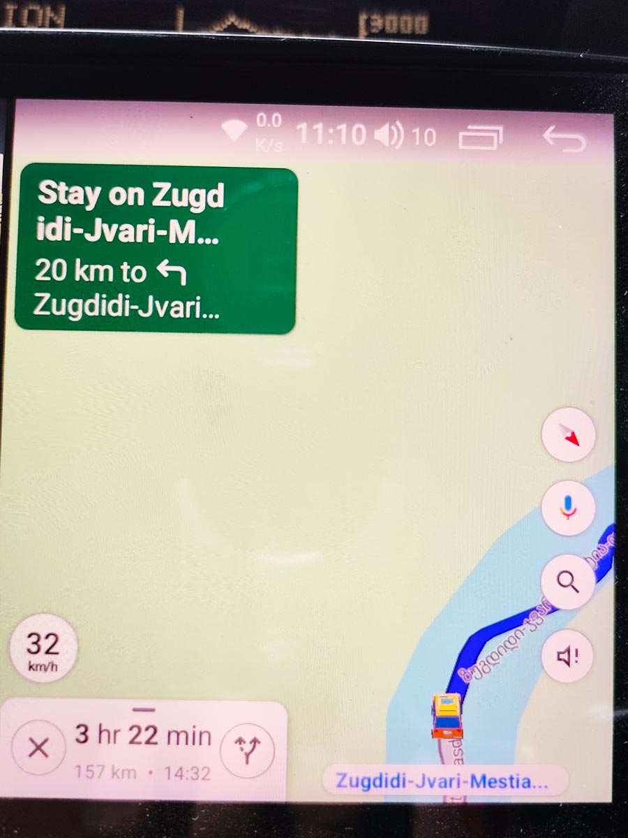 GPS-Navigationsbildschirm zeigt die Offroad-Routenaufzeichnung durch ein Flussbett auf der Straße Zugdidi–Dschwari–Mestia in Georgien