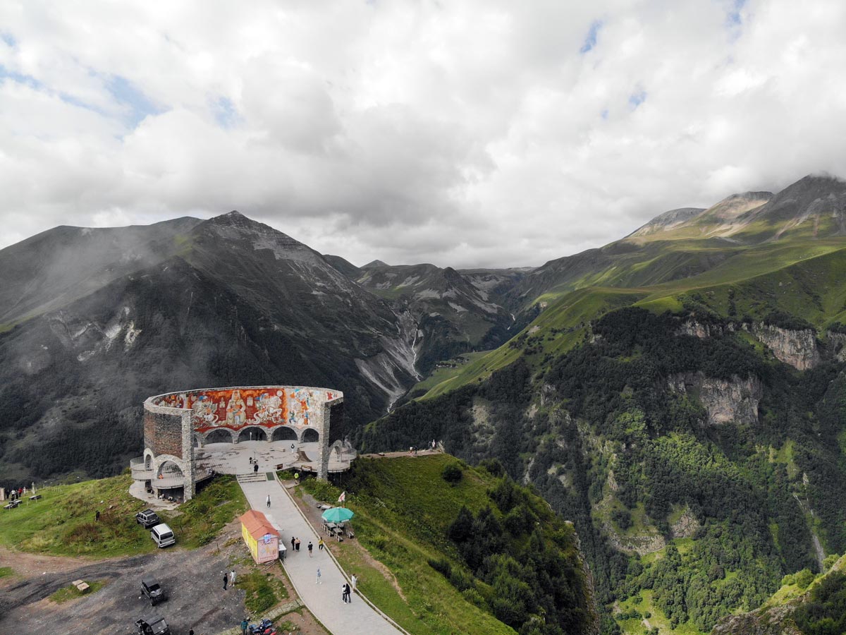 Panoramaluftaufnahme des Denkmals der russisch-georgischen Freundschaft mit Blick auf das Kaukasusgebirge nahe Gudauri, Georgien