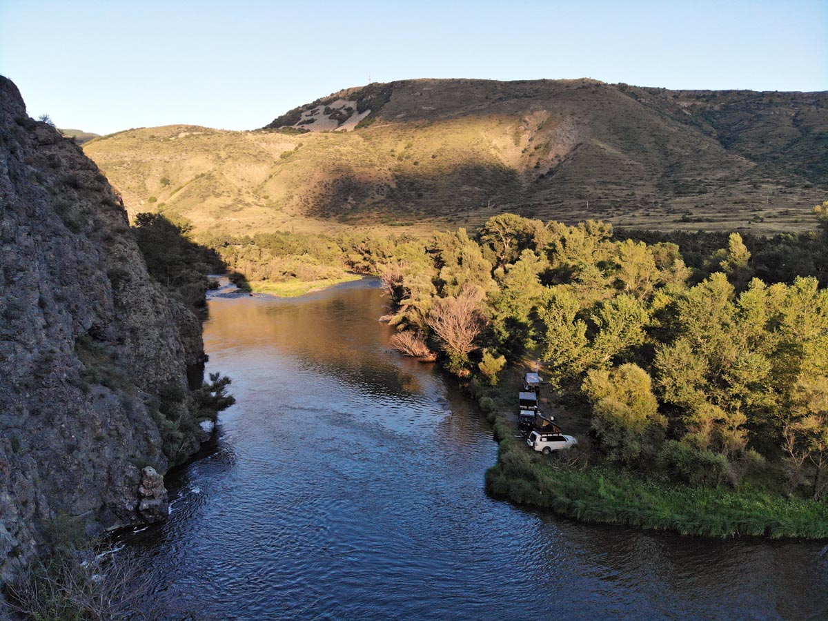 Luftaufnahme eines Wildcamping-Spots am Canyon des Flusses Kura (Mtkwari) in Südgeorgien