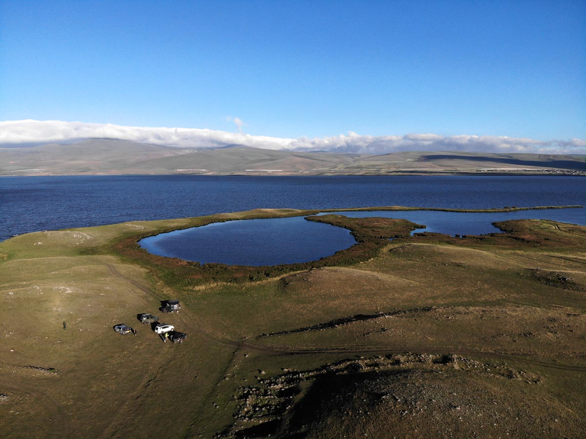 Luftaufnahme eines Wildcamps am Ufer des Parawani-Sees in Georgien